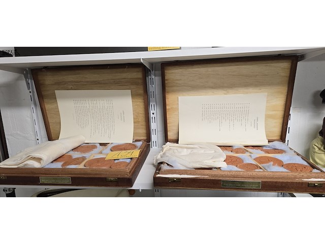 Lot 134 - zegelafgietsels 2 kisten uit het rijksarchief - afbeelding 1 van  8