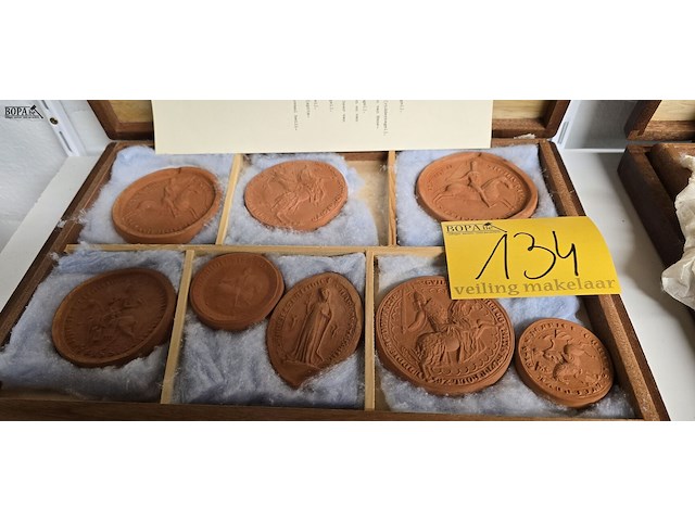 Lot 134 - zegelafgietsels 2 kisten uit het rijksarchief - afbeelding 2 van  8