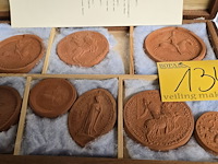 Lot 134 - zegelafgietsels 2 kisten uit het rijksarchief - afbeelding 2 van  8