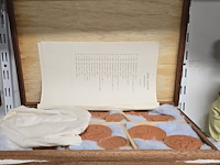 Lot 134 - zegelafgietsels 2 kisten uit het rijksarchief - afbeelding 5 van  8