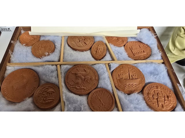 Lot 134 - zegelafgietsels 2 kisten uit het rijksarchief - afbeelding 6 van  8