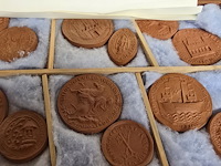 Lot 134 - zegelafgietsels 2 kisten uit het rijksarchief - afbeelding 6 van  8