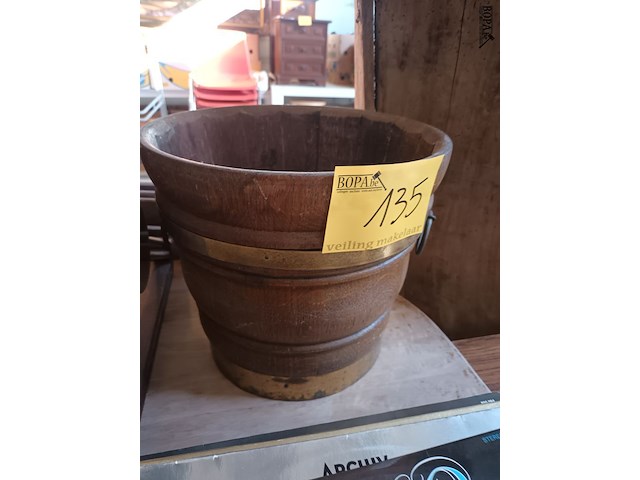 Lot 135 - antieke houten emmer met koperbeslag - afbeelding 1 van  4