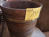 Lot 135 - antieke houten emmer met koperbeslag - afbeelding 1 van  4