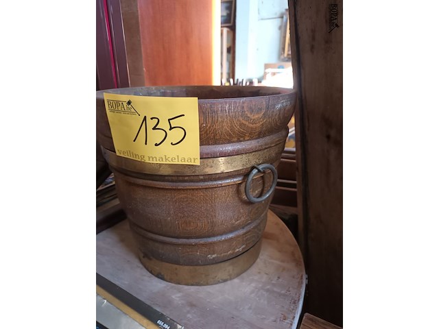 Lot 135 - antieke houten emmer met koperbeslag - afbeelding 2 van  4