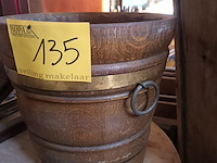 Lot 135 - antieke houten emmer met koperbeslag - afbeelding 2 van  4