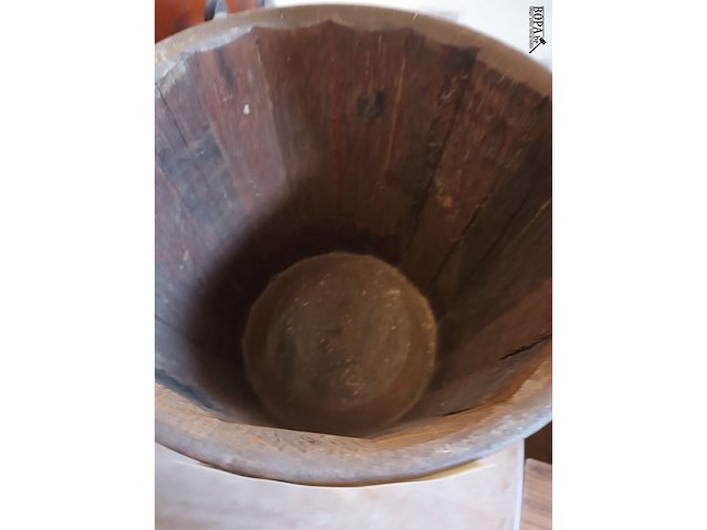 Lot 135 - antieke houten emmer met koperbeslag - afbeelding 3 van  4