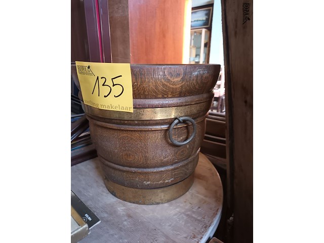 Lot 135 - antieke houten emmer met koperbeslag - afbeelding 4 van  4