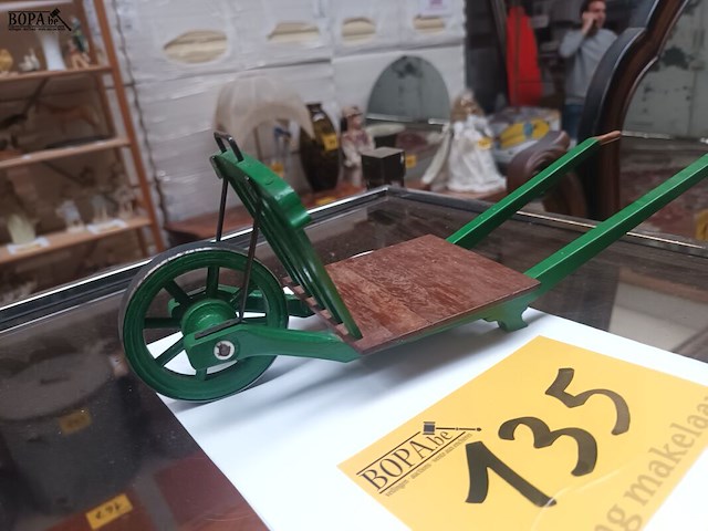 Lot 135 - antieke modelbouw kruiwagen - afbeelding 1 van  3