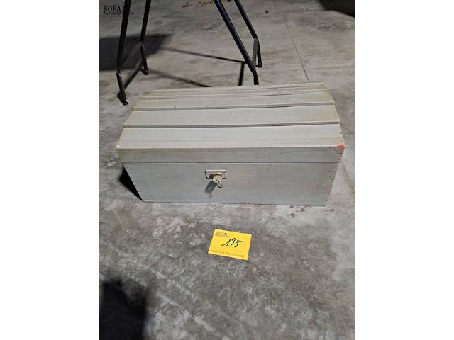 Lot 135 - antieken houten kist grijs met werkend slot - afbeelding 1 van  2