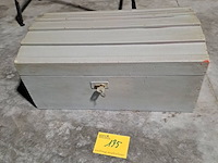 Lot 135 - antieken houten kist grijs met werkend slot - afbeelding 1 van  2