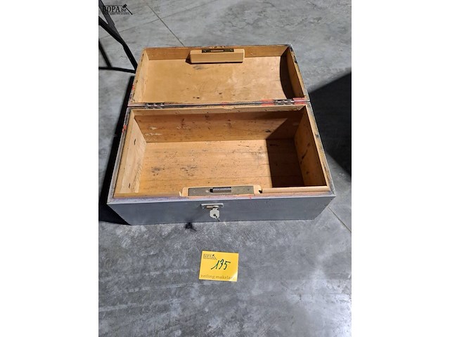 Lot 135 - antieken houten kist grijs met werkend slot - afbeelding 2 van  2