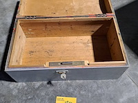 Lot 135 - antieken houten kist grijs met werkend slot - afbeelding 2 van  2