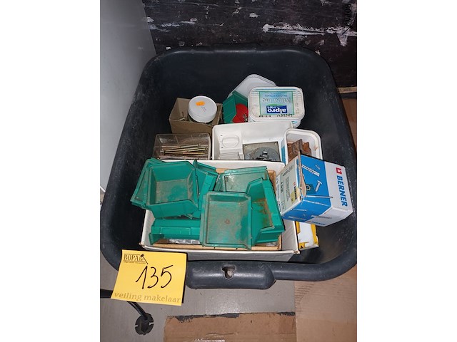 Lot 135 - bak met gereedschap - afbeelding 1 van  3