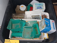 Lot 135 - bak met gereedschap - afbeelding 1 van  3