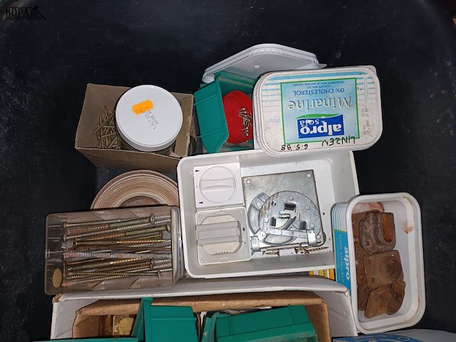 Lot 135 - bak met gereedschap - afbeelding 2 van  3