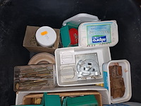 Lot 135 - bak met gereedschap - afbeelding 2 van  3