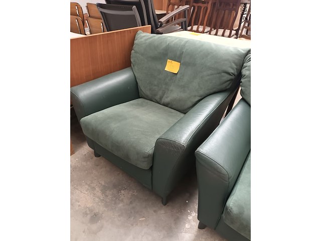 Lot 135 - groene zetel - afbeelding 2 van  2