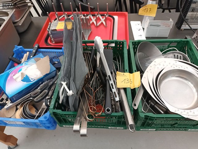 Lot 135 - keukengerei. 3 bakken - afbeelding 1 van  6