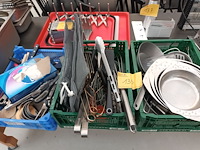 Lot 135 - keukengerei. 3 bakken - afbeelding 1 van  6