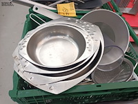 Lot 135 - keukengerei. 3 bakken - afbeelding 2 van  6