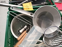 Lot 135 - keukengerei. 3 bakken - afbeelding 3 van  6