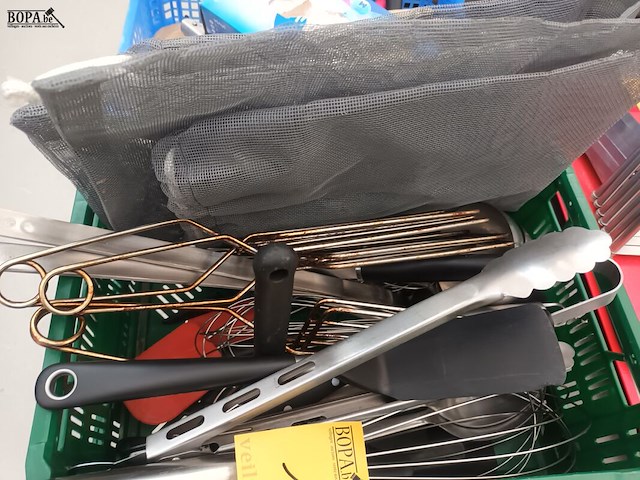 Lot 135 - keukengerei. 3 bakken - afbeelding 4 van  6