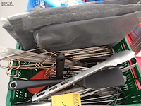 Lot 135 - keukengerei. 3 bakken - afbeelding 4 van  6