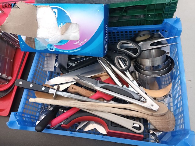 Lot 135 - keukengerei. 3 bakken - afbeelding 5 van  6