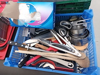 Lot 135 - keukengerei. 3 bakken - afbeelding 5 van  6