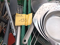 Lot 135 - keukengerei. 3 bakken - afbeelding 6 van  6