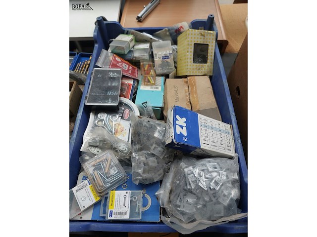 Lot 135 - lot bevestigingsmateriaal - afbeelding 1 van  1