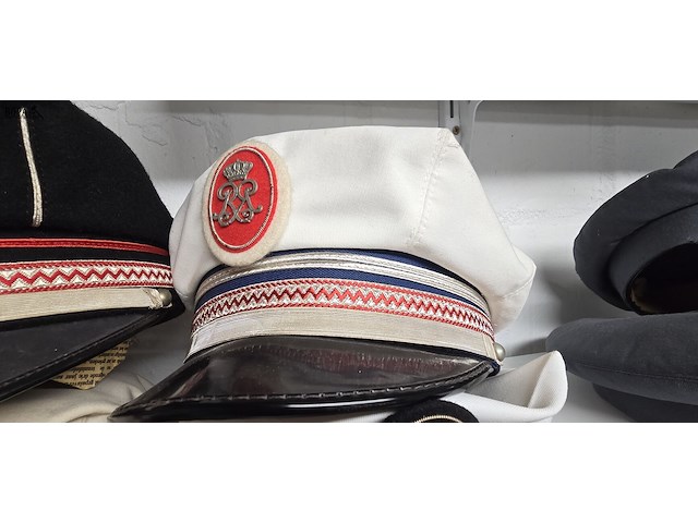 Lot 135 - monaco 4 kepies - afbeelding 5 van  5