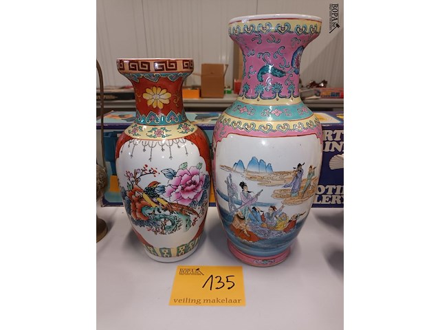 Lot 135 - oosterse vazen. 2 stuks - afbeelding 1 van  8