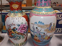 Lot 135 - oosterse vazen. 2 stuks - afbeelding 1 van  8