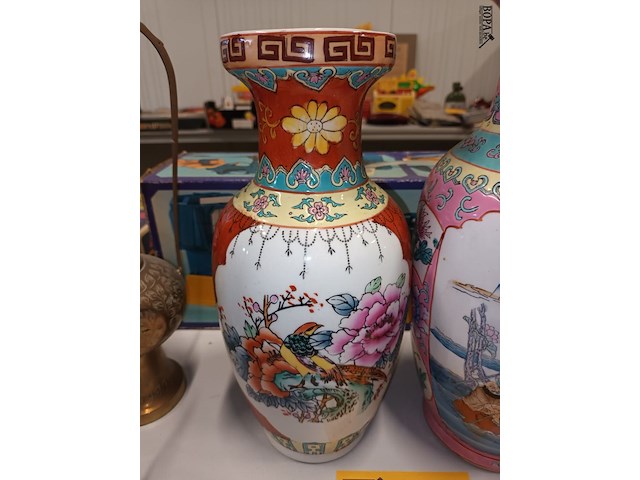 Lot 135 - oosterse vazen. 2 stuks - afbeelding 2 van  8