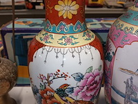 Lot 135 - oosterse vazen. 2 stuks - afbeelding 2 van  8