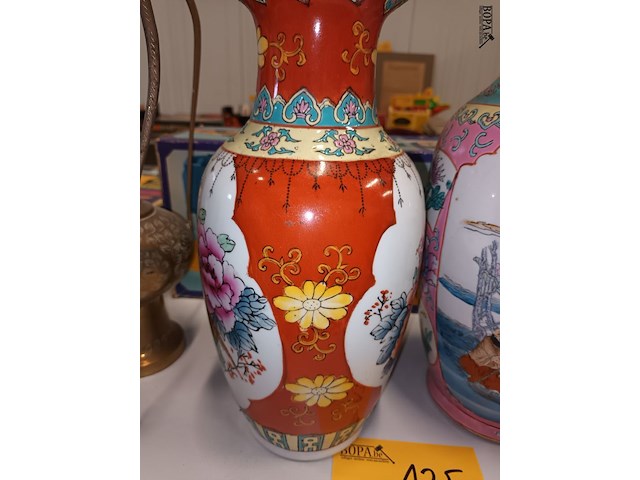 Lot 135 - oosterse vazen. 2 stuks - afbeelding 3 van  8