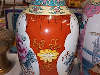 Lot 135 - oosterse vazen. 2 stuks - afbeelding 3 van  8