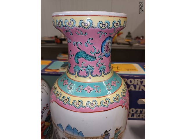 Lot 135 - oosterse vazen. 2 stuks - afbeelding 5 van  8