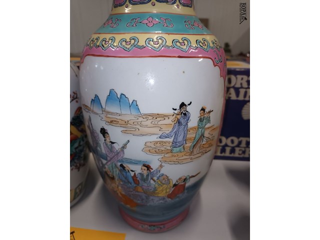 Lot 135 - oosterse vazen. 2 stuks - afbeelding 6 van  8