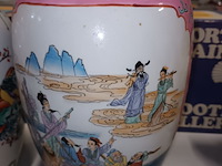 Lot 135 - oosterse vazen. 2 stuks - afbeelding 6 van  8