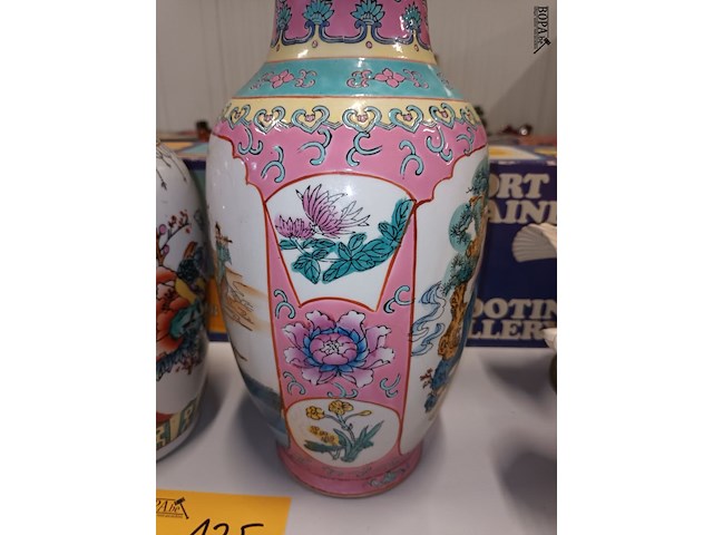 Lot 135 - oosterse vazen. 2 stuks - afbeelding 7 van  8