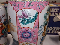 Lot 135 - oosterse vazen. 2 stuks - afbeelding 7 van  8