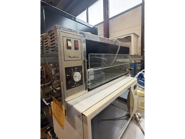 Lot 135 - oven moulinex 26*58, microgolf whirlpool 25*53 werkende staa - afbeelding 2 van  3