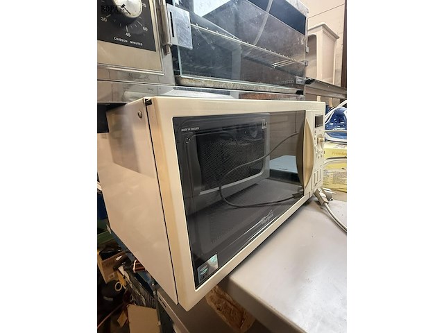 Lot 135 - oven moulinex 26*58, microgolf whirlpool 25*53 werkende staa - afbeelding 3 van  3