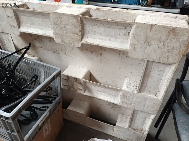 Lot 135 - pvc pallet - afbeelding 2 van  3