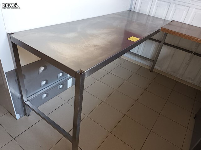 Lot 135 - rvs werktafel met houten aanbouw - afbeelding 1 van  4