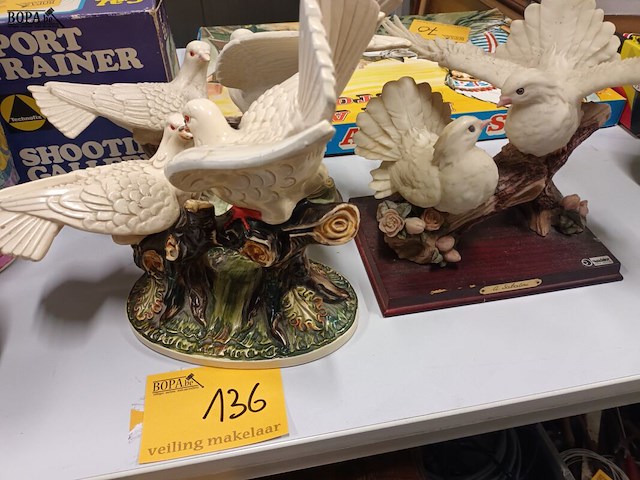 Lot 136 - beelden met tortelduiven. 3 stuks - afbeelding 1 van  5