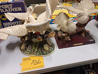 Lot 136 - beelden met tortelduiven. 3 stuks - afbeelding 1 van  5